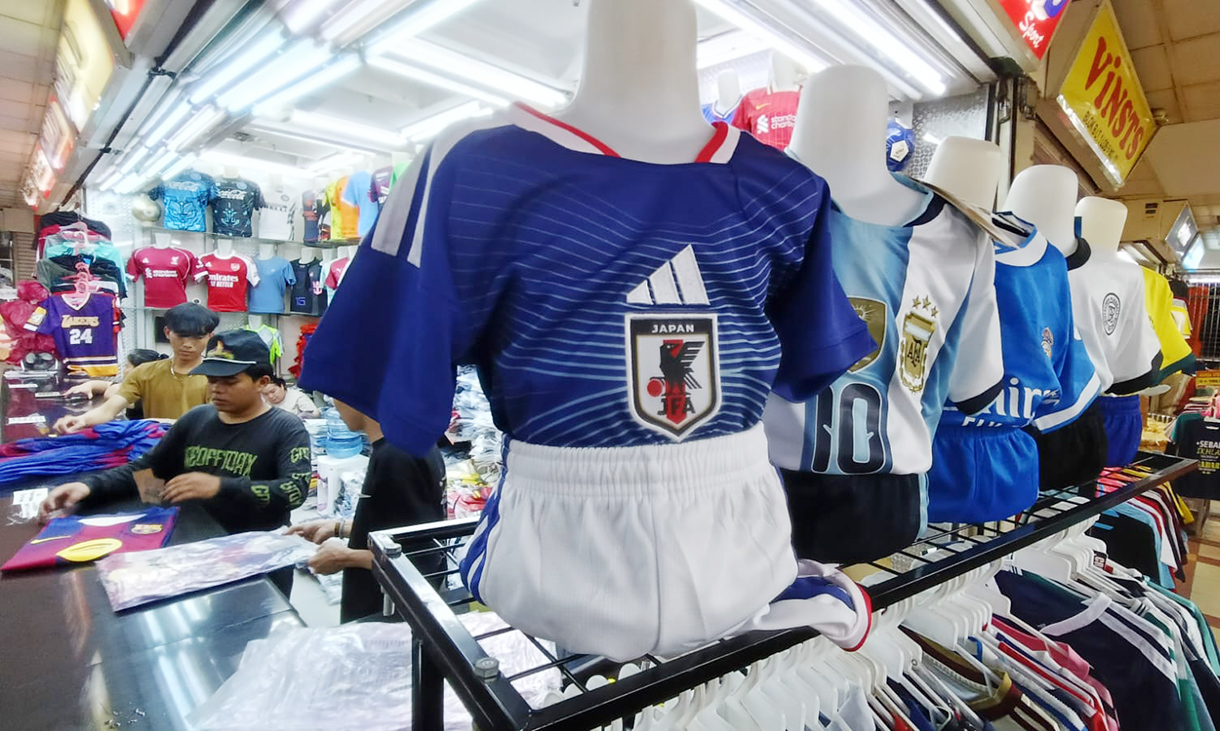 Pedagang menata replika jersey timnas sepak bola peserta Piala Dunia 2026 Amerika Serikat, Meksiko, dan Kanada.  di salah satu kios, Blok B Pasar Tanah Abang, Jakarta, Jumat(10/4/2026).  (Beritanasional.com/Oke Atmaja)