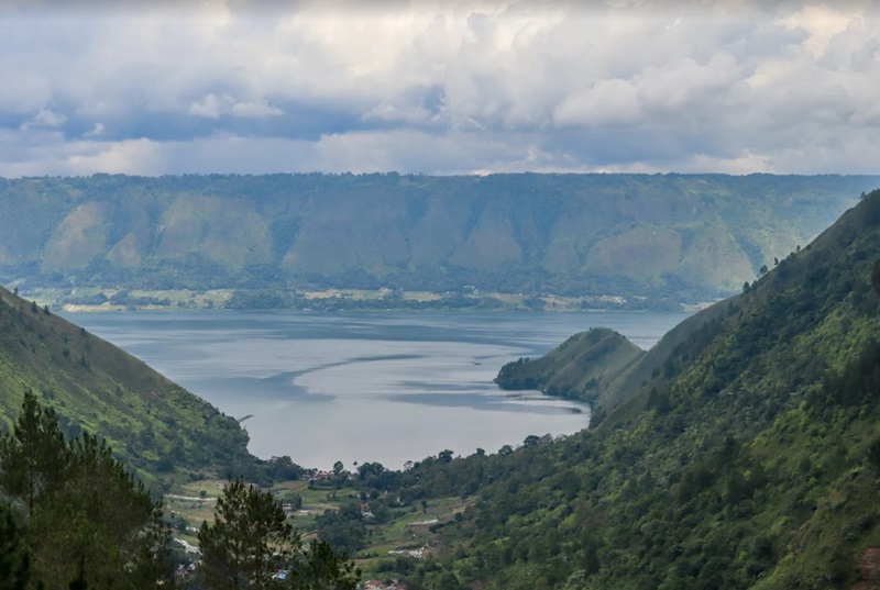 Air muka Danau Toba menurun (Foto/Charles Kie)