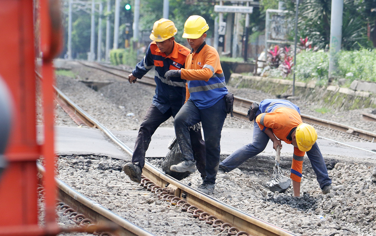 Sejumlah teknisi melakukan perawatan rel kereta api di Kawasan Stasiun Manggarai, Jakarta, Rabu (29/4/2026).  (Beritanasional.com/Oke Atmaja)