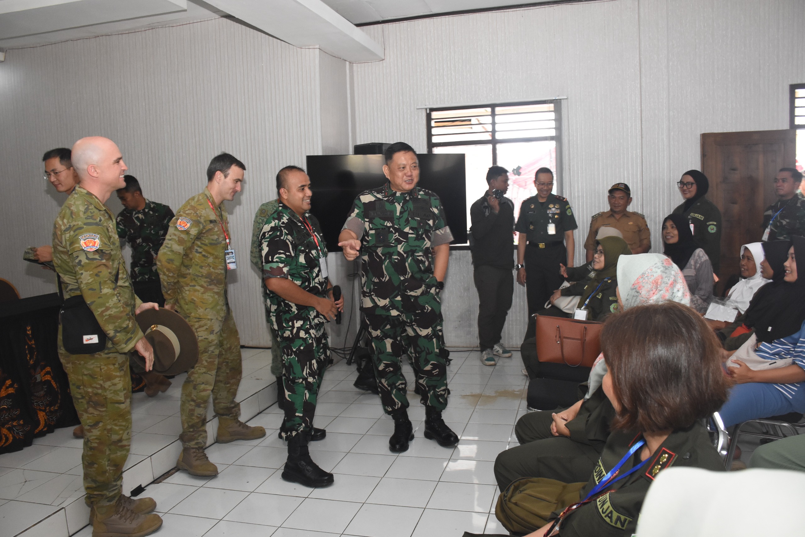 Komandan Seskoad Mayjen TNI Dr. Agustinus Purboyo, S.I.P., M.Tr.(Han). meninjau pelaksanaan Kuliah Kerja Lapangan (KKL) Wilayah Pertahanan, Bandung Barat. (BeritaNasional/Elvis/HO Dispenad)