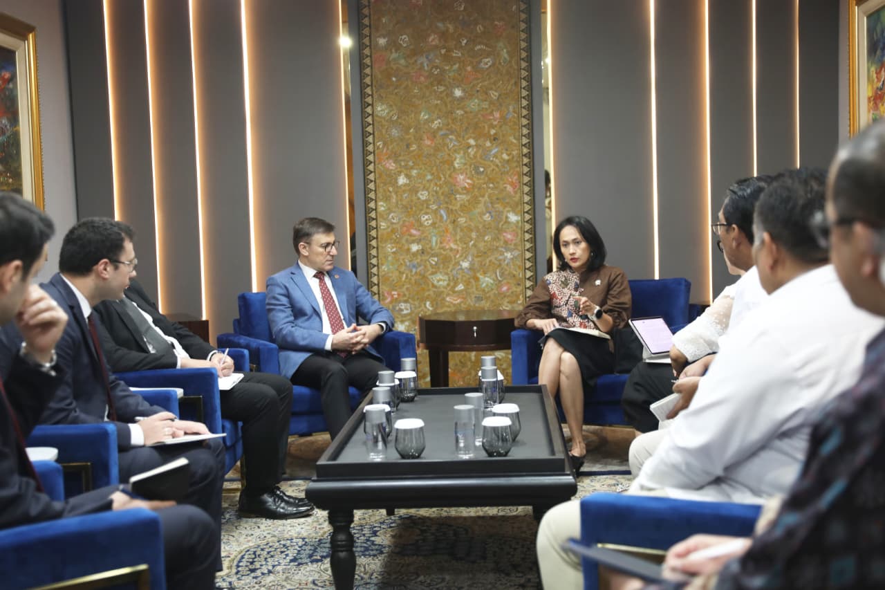 Wakil Menteri Pelindungan Pekerja Migran Indonesia (Wamen P2MI), Christina Aryani, gelar pertemuan bersama Duta Besar Turki untuk Indonesia, Talip Küçükcan, serta Dirjen Amerika dan Eropa Kementerian Luar Negeri (Kemlu), Grata Endah Werdaningtyas, di Kantor Kemenlu. (BeritaNasional/Elvis/HO P2MI)