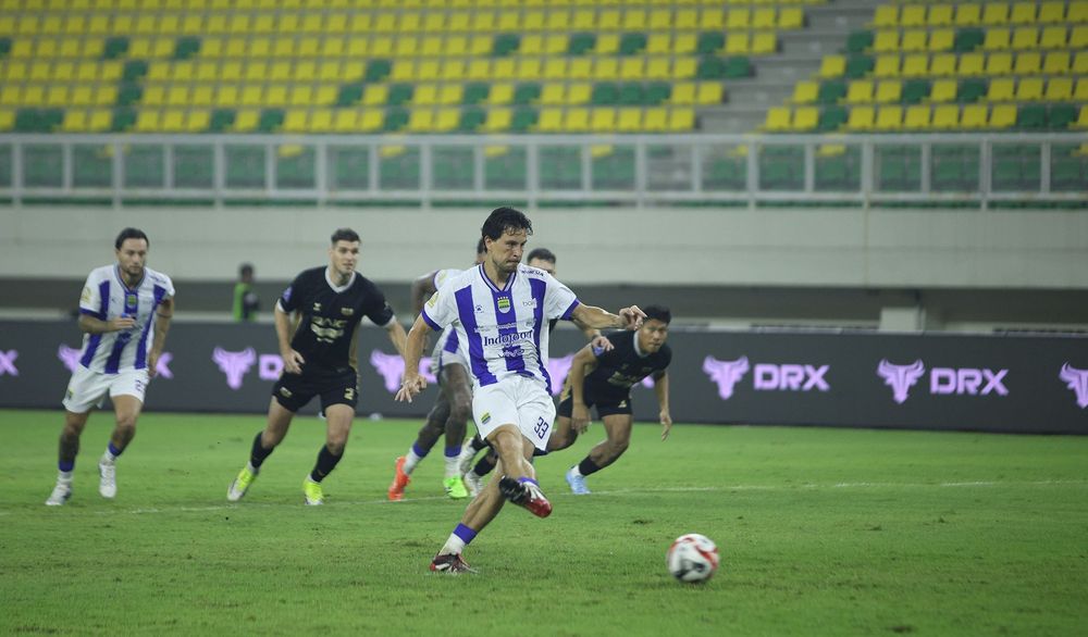 Laga Dewa United vs Persib Bandung di Super League. (Foto/Persib.co.id)