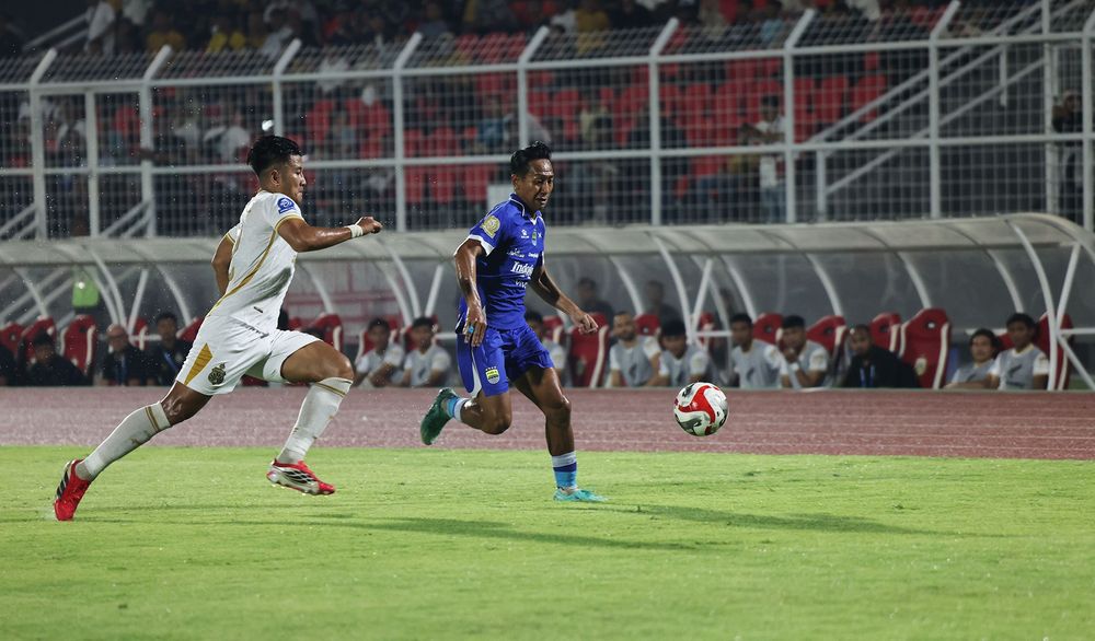 Penggawa Persib Bandung Beckham Putra berhadapan dengan pemain Bhayangkara FC. (Foto/Dok Persib)