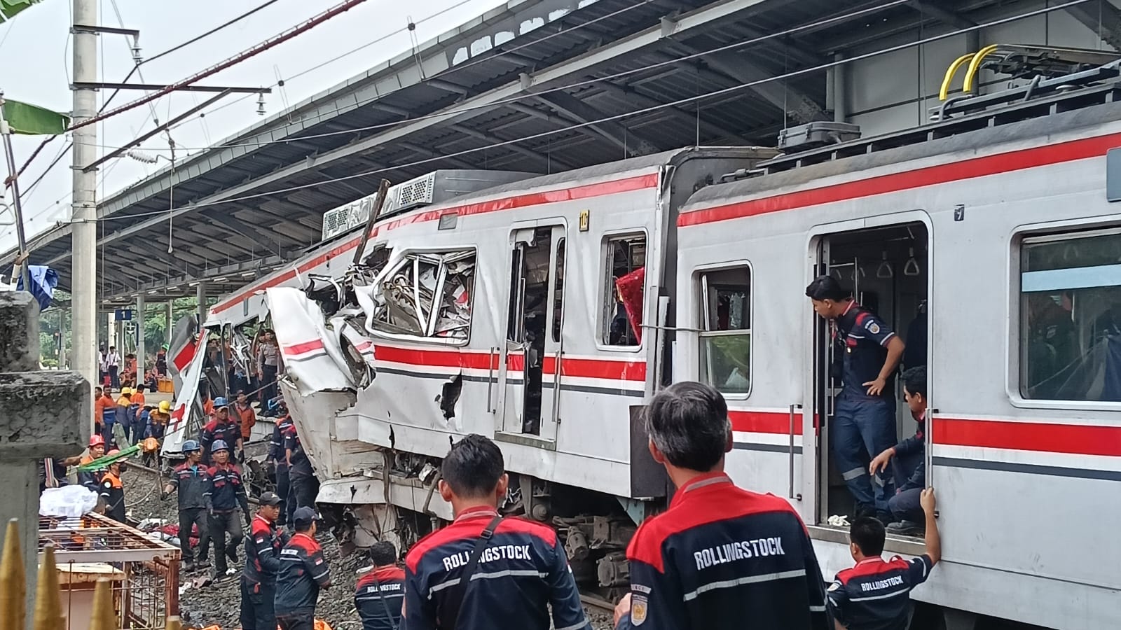 Proses evakuasi terhadap korban kecelakaan kereta di Stasiun Bekasi Timur. (BeritaNasional/Oke Atmaja)