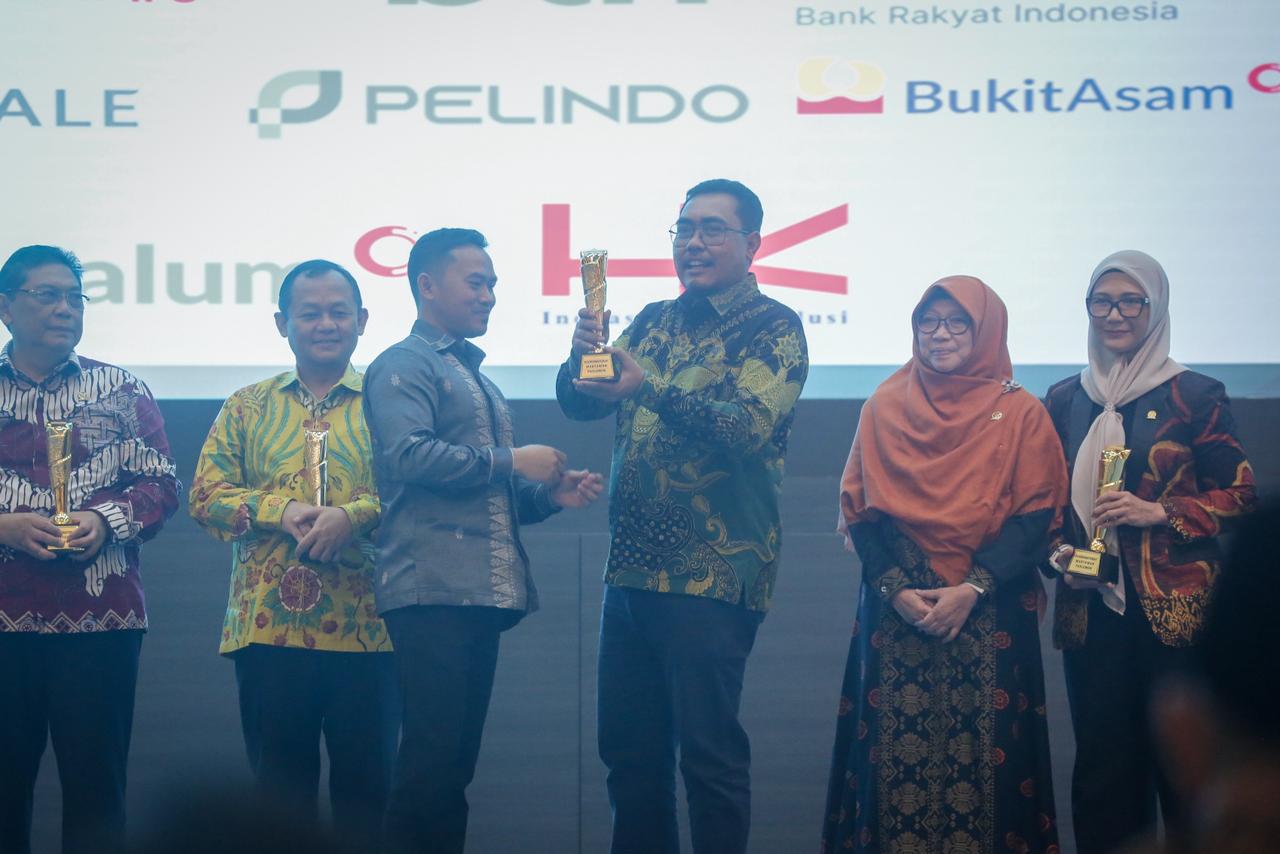 Ketua Fraksi PKB DPR RI Jazilul Fawaid (tiga dari kanan) saat menerima penghargaan KWP Awards. (Foto/Dok PKB)