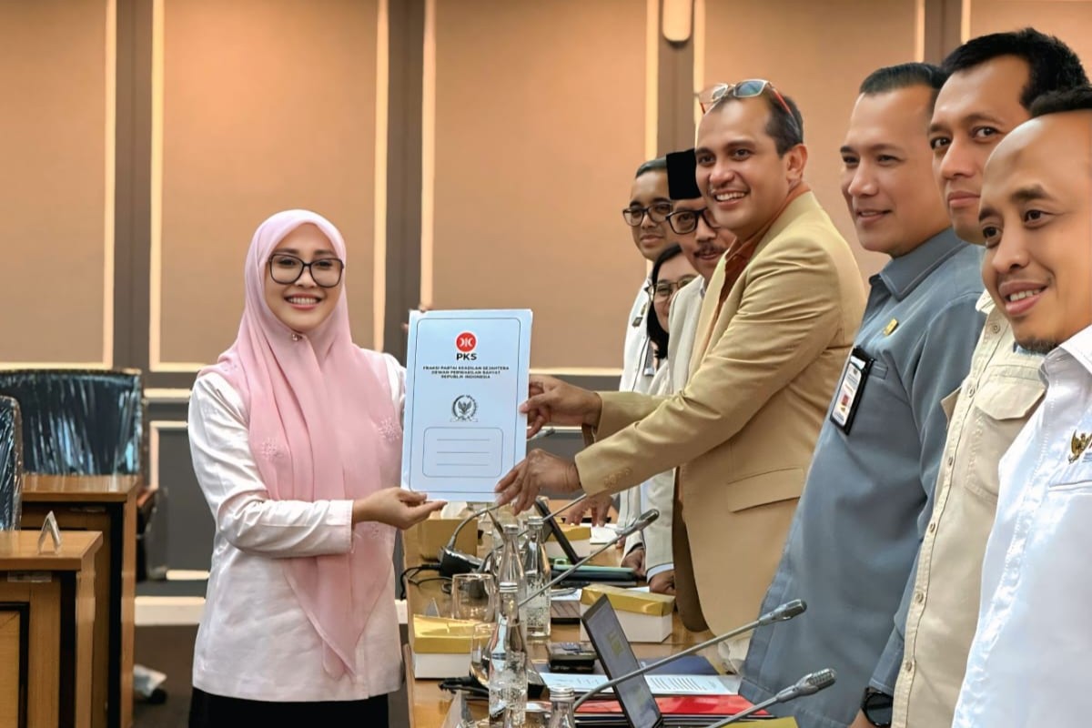 anggota Komisi XIII DPR PKS Meity Rahmatia serahkan pandangan fraksi PKS.  (BeritaNasional/istimewa)