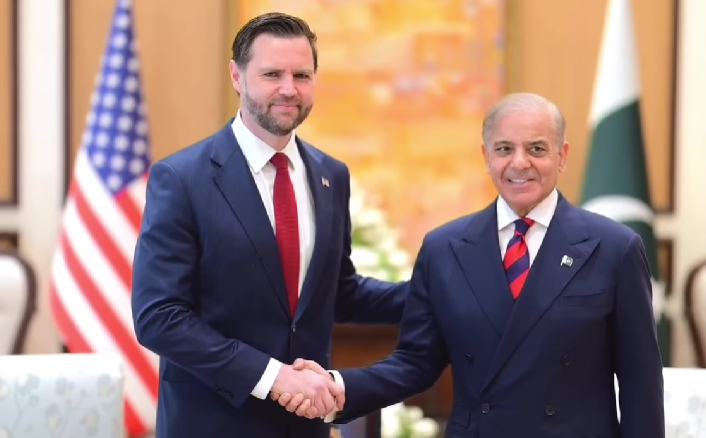 Wapres AS JD Vance (kiri) bersalaman dengan PM Pakistan Shehbaz Shari. (Foto/Instagram Shehbaz Sharif)