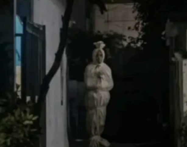 Penampakan sosok pocong yang dikabarkan gentayangan di Bojongsari, Depok. (BeritaNasional/IG Depok Viral)