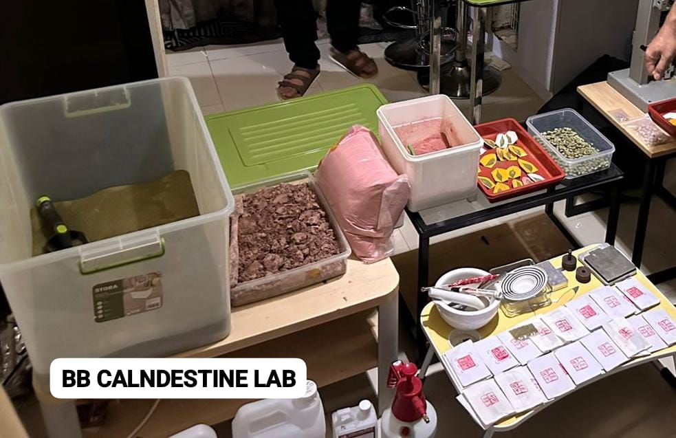 Barang bukti penangkapan clandestine lab di apartemen Jaktim. (BeritaNasional/Polda Metro Jaya)