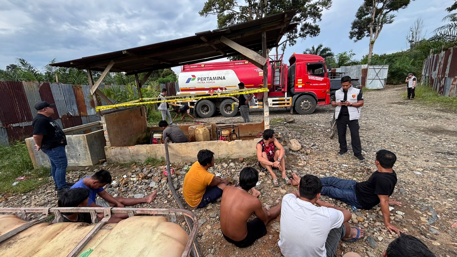 Penangkapan 12 tersangka mafia BBM subsidi dengan modus "Kencing di Jalan" di Musi Rawas, Sumsel, Selasa (21/4/2026). (BeritaNasional/Humas Polri)