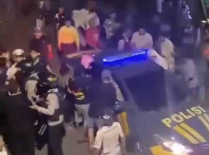 Mobil patroli polisi yang diamuk massa. (Foto/Istimewa)
