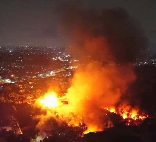 Kebakaran di Stasiun Pengisian Bulk Elpiji (SPBE) di Cimuning Mustika Jaya Kota Bekasi Jawa Barat. (BeritaNasional/tangkapan layar)