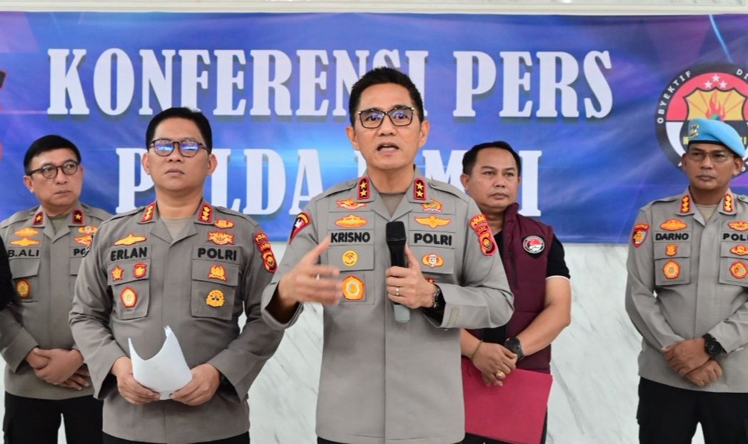 Kapolda Jambi Irjen Krisno Halomoan Siregar (tengah) saat memberikan keterangan pers. (Foto/Ist)