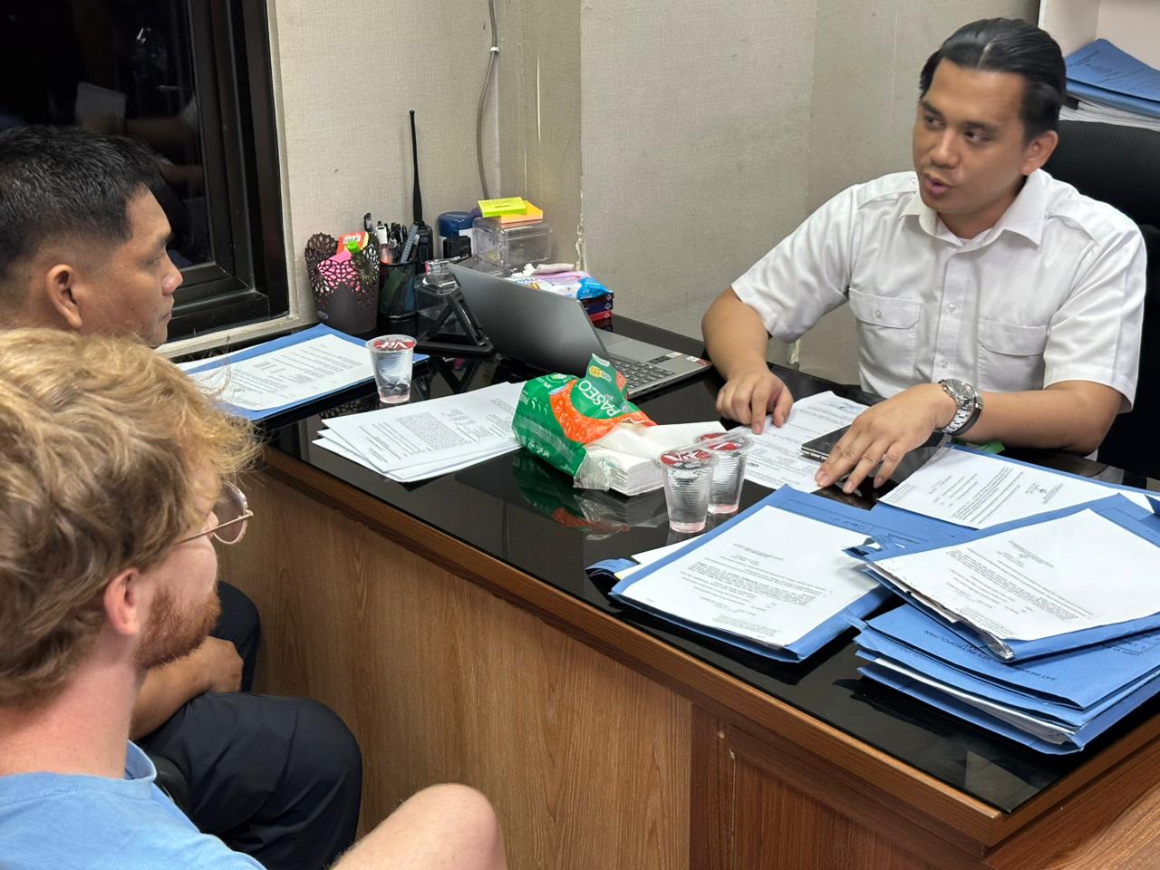 WNA Jerman Robin (kiri) yang jadi korban jambret handphone di Sawah Besar, saat di Kantor Polres Metro Jakpus, Minggu (19/4/2026). (BeritaNasional/Humas Polri)