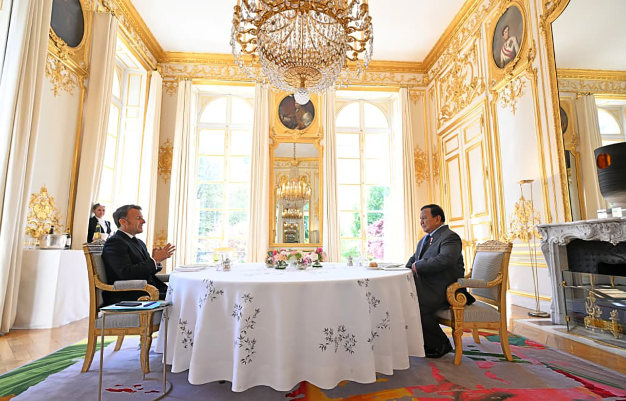Presiden Republik Indonesia Prabowo Subianto (kanan) berbincang dengan Presiden Republik Prancis Emmanuel Macron di Istana Élysée, Paris, Perancis Selasa (14/4/2026). (Biropers)