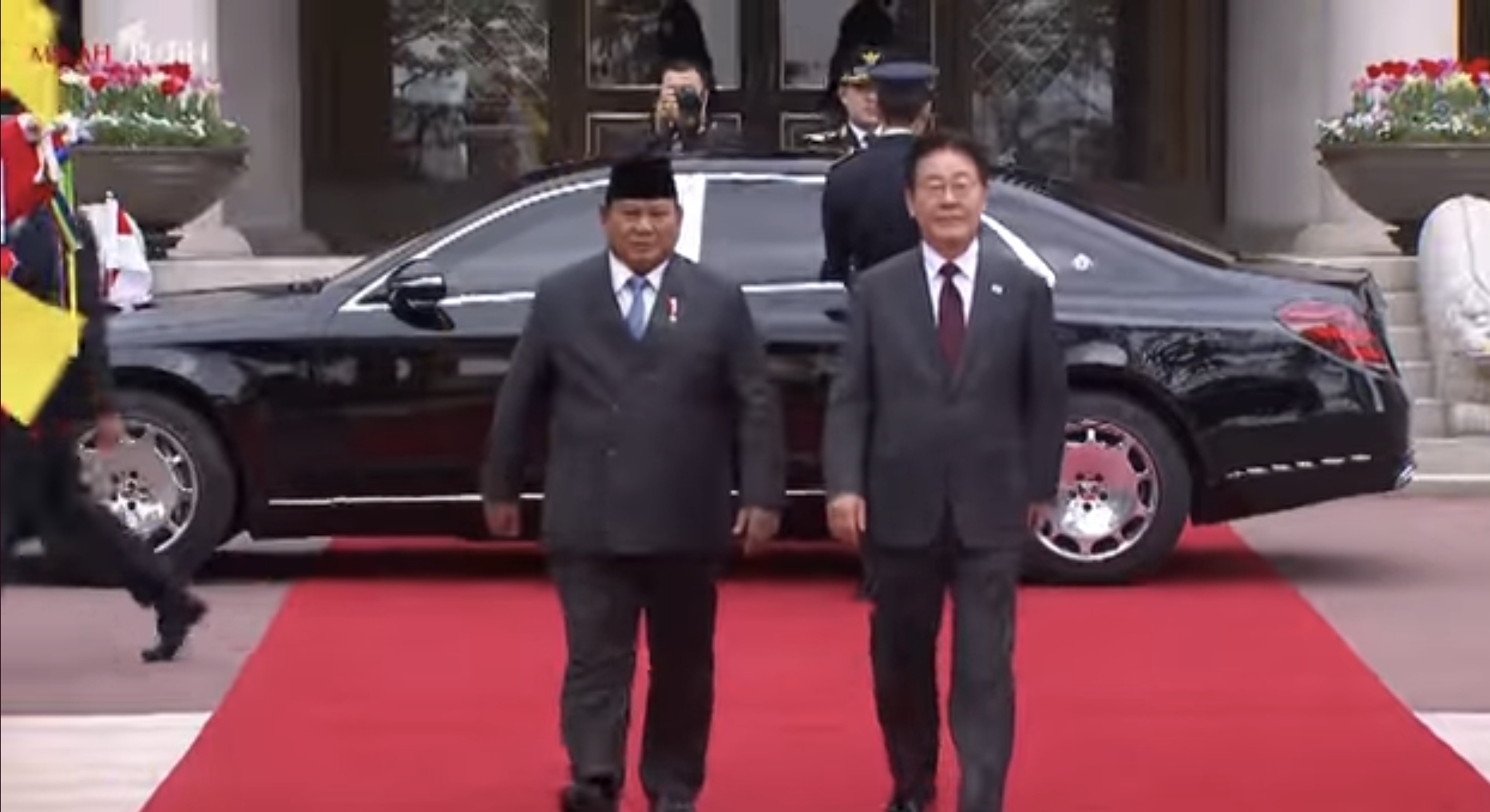 Presiden Prabowo Subianto disambut Presiden Lee Jae Myung di Blue House, Korsel, Rabu (1/4/2026). (BeritaNasional/YT BPMI Setpres)