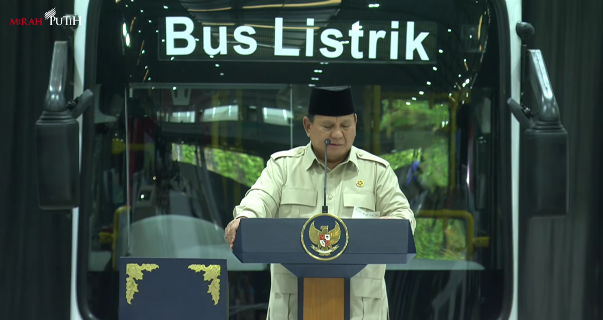 Presiden Prabowo Subianto saat Peresmian Pabrik Perakitan Kendaraan Komersial Berbasis Listrik di Magelang. (Foto/YouTube Sekretariat Presiden)