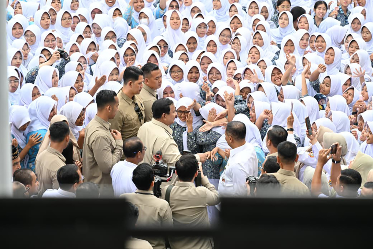 Presiden Prabowo Subianto meninjau langsung pelaksanaan renovasi fasilitas pendidikan di SMAN 1 Cilacap, Kabupaten Cilacap, Rabu (29/4/2026). (Biropers)