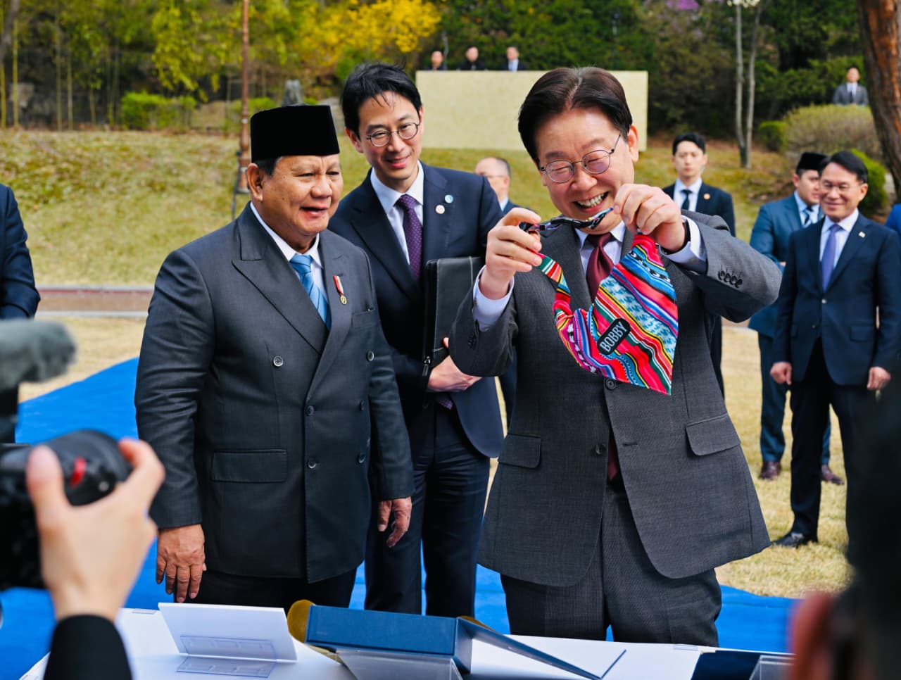 Presiden Prabowo Subianto (kiri) memberikan bingkisan untuk anjing Presiden Lee Jae Myung. (Foto/BPMI)