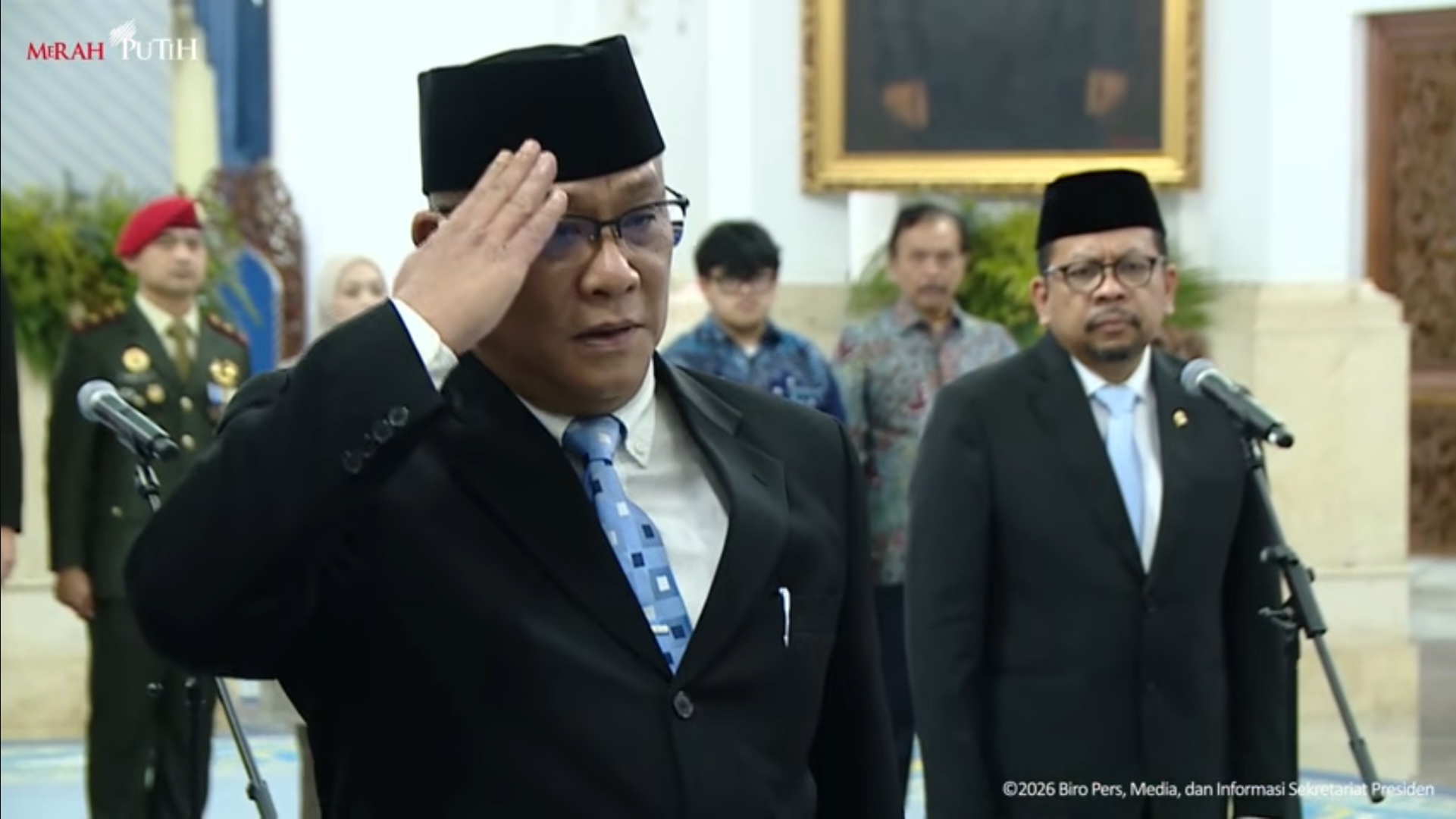 Muhammad Jumhur Hidayat memberikan hormat kepada Presiden Prabowo saat usai mengucap sumpah jabatan. (BeritaNasional/tangkapan layar)