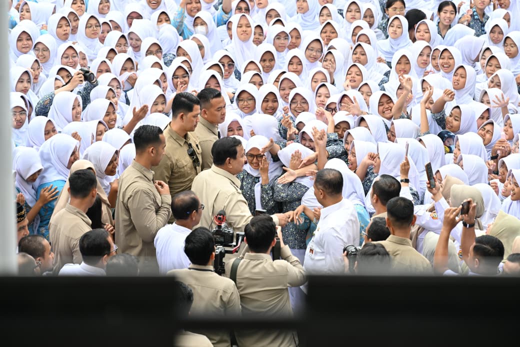 Momen para siswa sambut kedatangan Presiden Prabowo Subianto, di SMAN 1 Cilacap. (Foto/doc. Setpres)