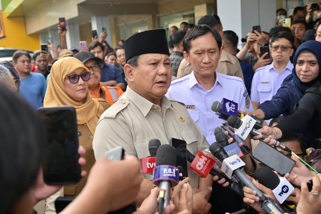 Presiden Prabowo Subianto saat menjenguk korban kecelakaan kereta di Stasiun Bekasi Timur. (BeritaNasional/Setpres)