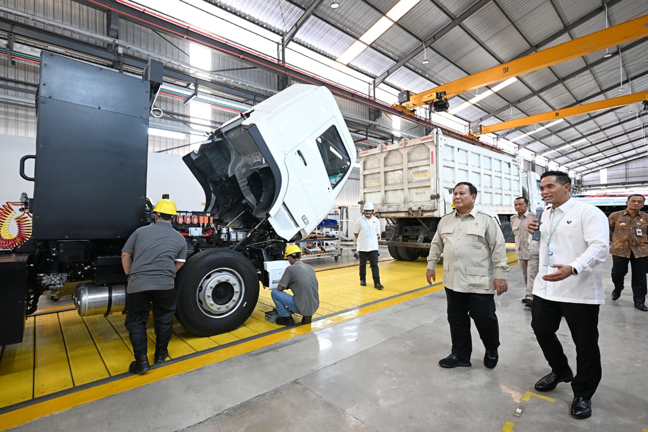 Presiden Prabowo Subianto resmikan pabrik perakitan kendaraan listrik komersial PT VKTR Sakti Industries di Magelang, Jateng, Kamis (9/4/2026). (BeritaNasional/BPMI Setpres)