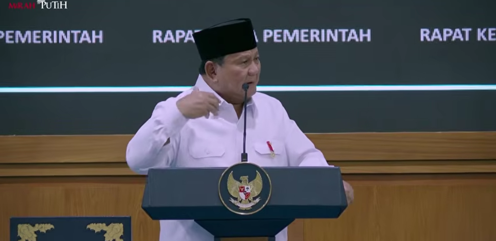 Prabowo dalam rapat kerja kabinet Merah Putih di Istana Kepresidenan. (Foto/YouTube Sekretariat Presiden)