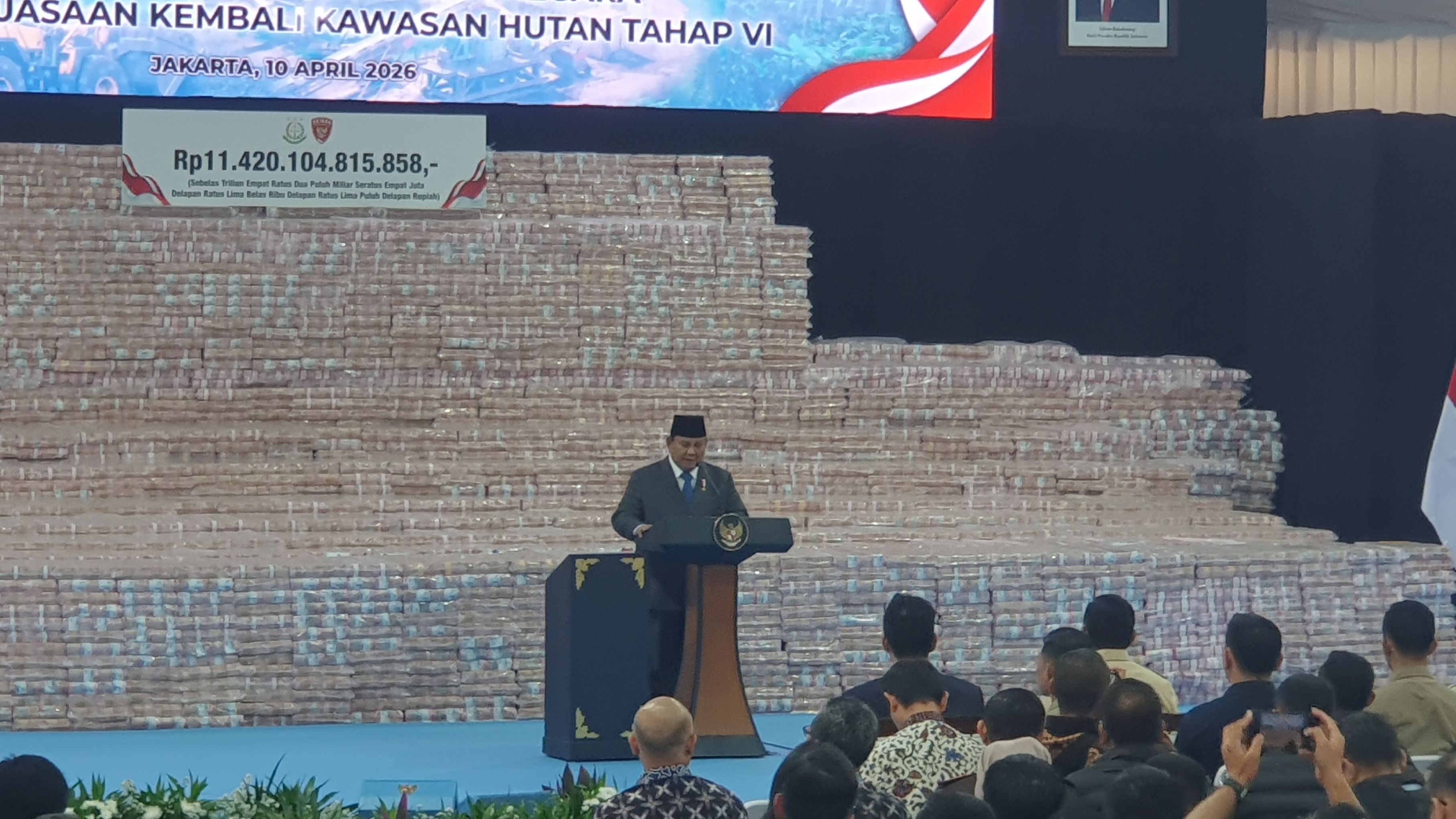 Presiden Prabowo Subianto saat menyaksikan pemulihan aset negara Rp371,10 T dari Satgas PKH di Kejagung, Jumat (10/4/2026). (BeritaNasional/Bachtiar)