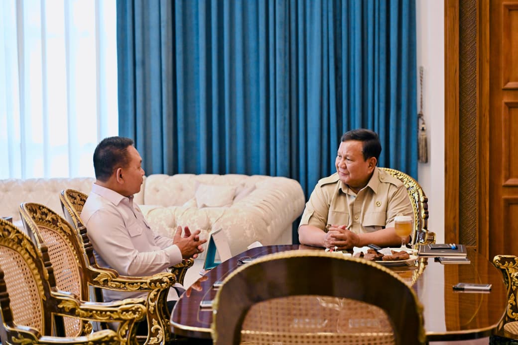 Prabowo berbicang dengan Kepala KSP Dudung Abdurachman di Istana. (Foto/BPMI)