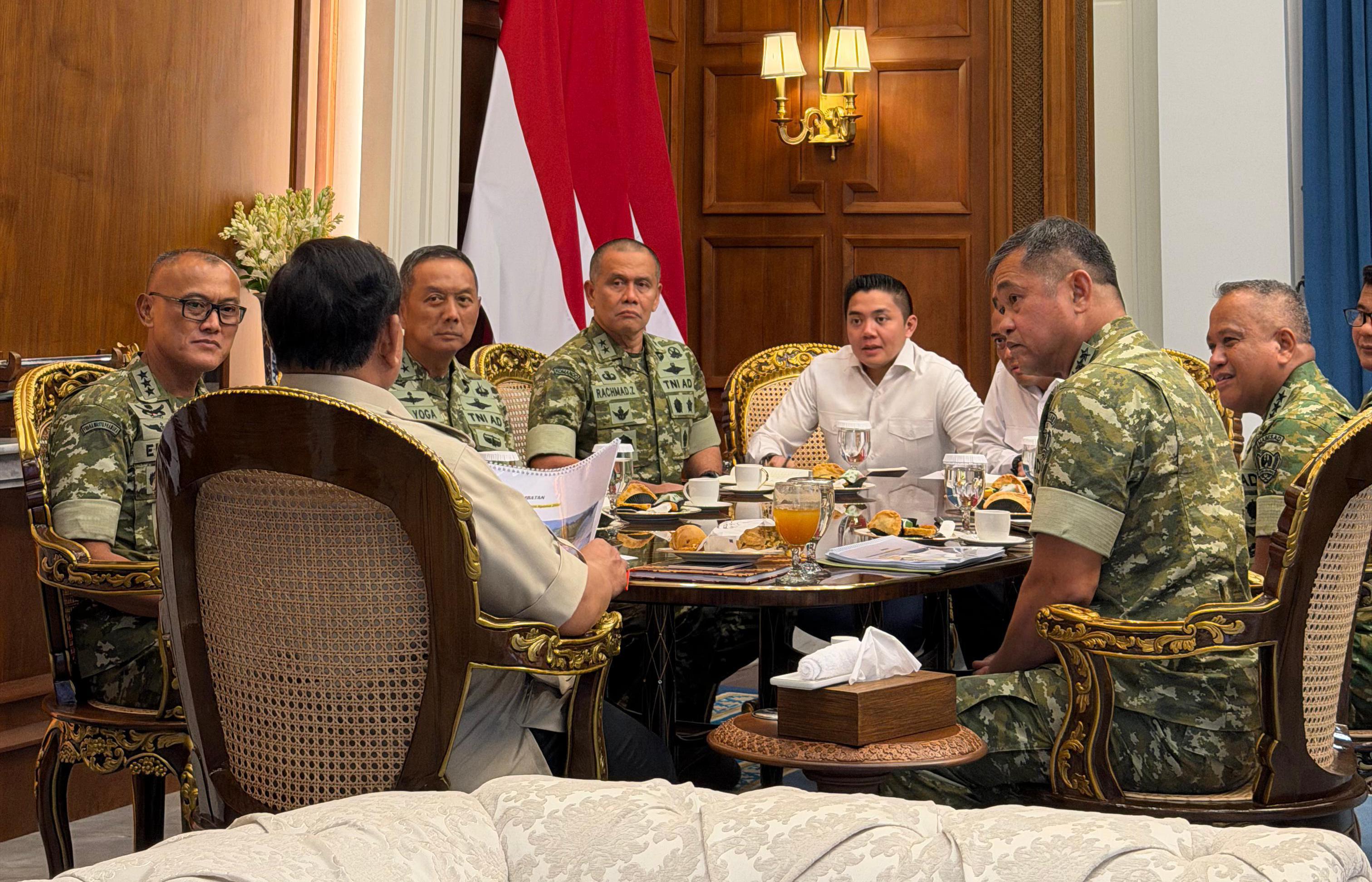 Presiden Prabowo Subianto menerima laporan KSAD di Istana Merdeka, Jakarta. (Foto/BPMI)