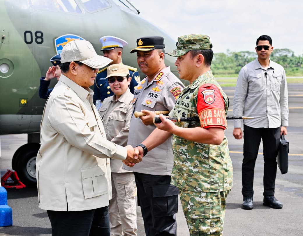 Presiden Prabowo Subianto (kiri) tiba di Bandara Tunggul Wulung, Kabupaten Cilacap, Jateng. (Foto/BPMI)