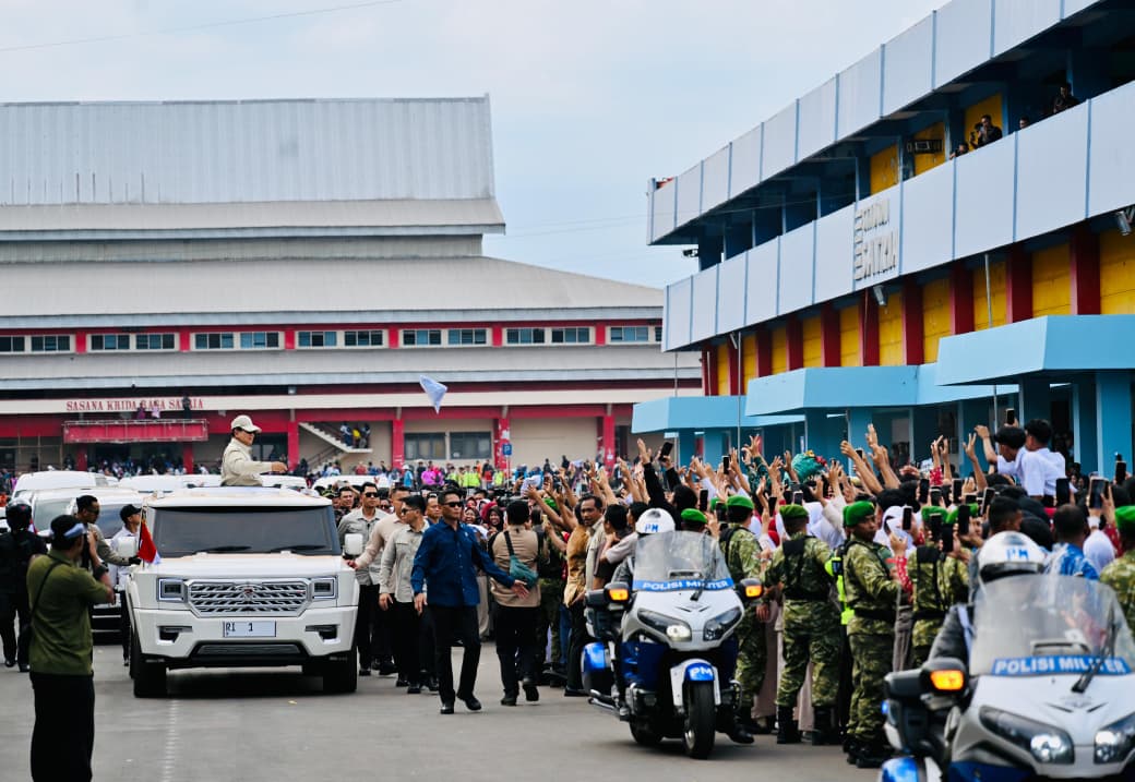 Presiden Prabowo Subianto menyapa warga Banyumas Jawa Tengah. (BeritaNasional/Setpres)