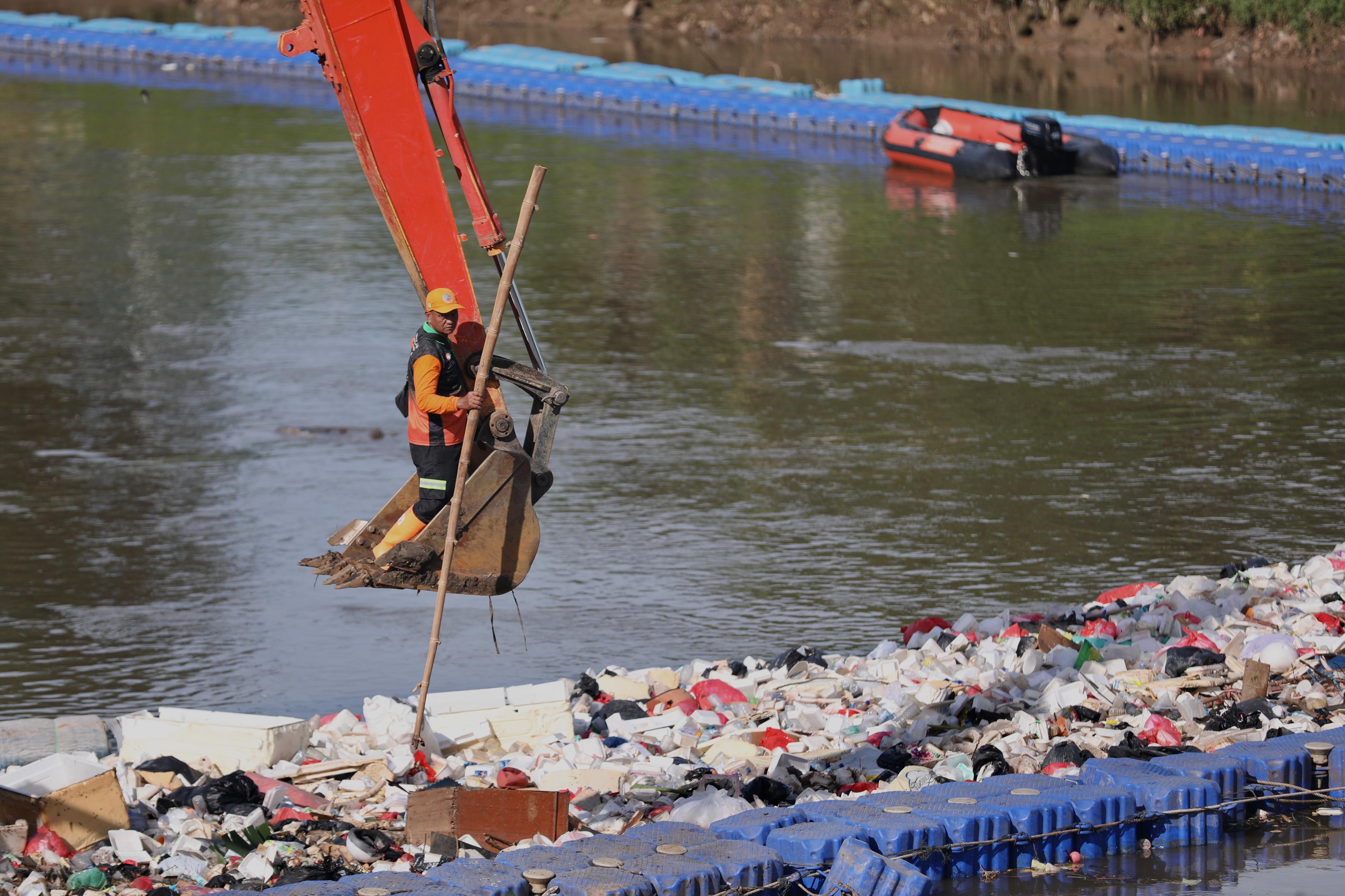 Petugas mengeruk Kanal Banjir Barat. (Foto/Dokumentasi Pemprov Jakarta)