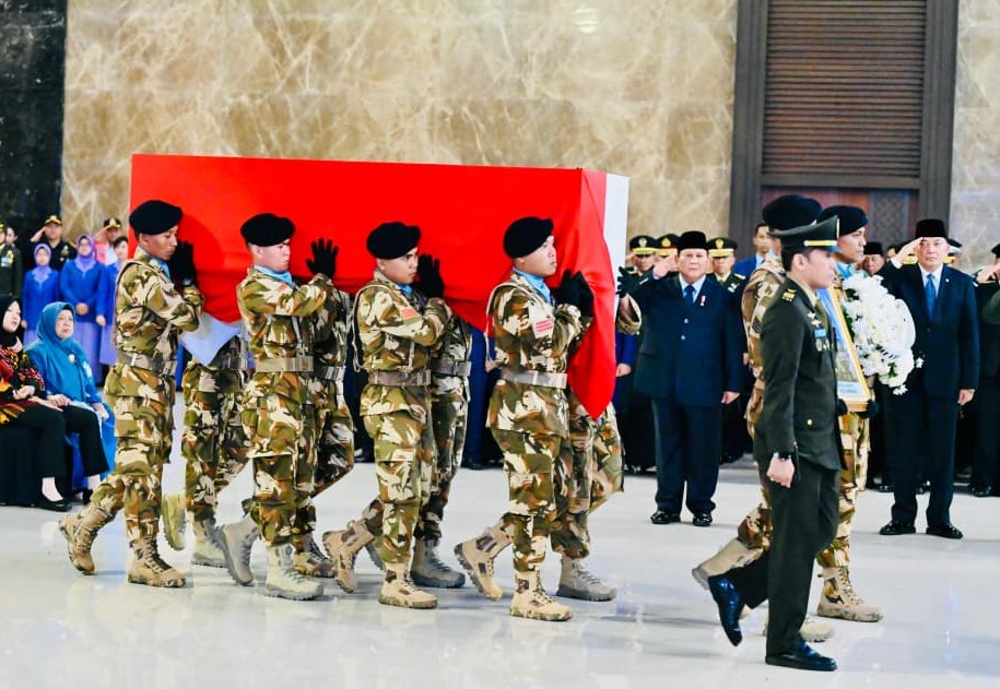 Presiden Prabowo Subianto menghadiri kedatangan Jenazah Mayor Inf (Anm) Zulmi Aditya Iskandar, Serka (Anm) M. Nur Ichwan, dan Kopda (Anm) Farizal Rhomadon di Bandara Soetta, Tangerang, Banten. (BeritaNasional/Elvis/HO Biro Pers Istana)