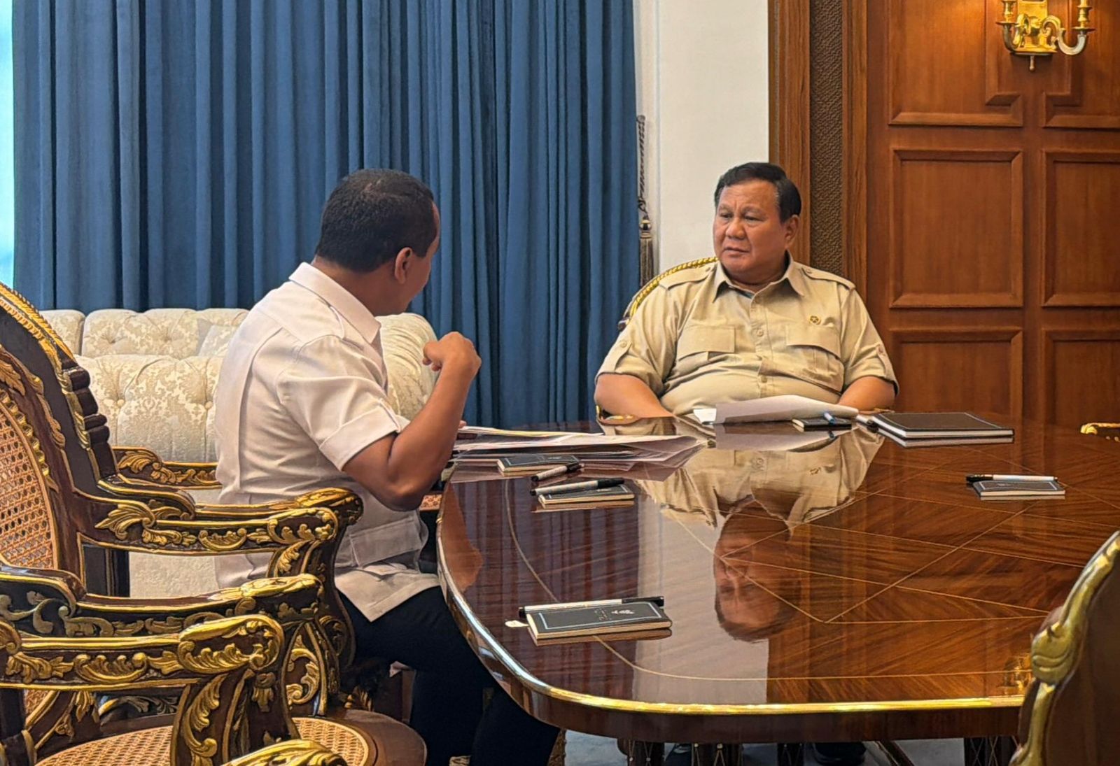 Presiden Prabowo Subianto (kanan) bertemu dengan Menteri ESDM Bahlil Lahadalia di Istana Merdeka, Jakarta. (Foto/BPMI)