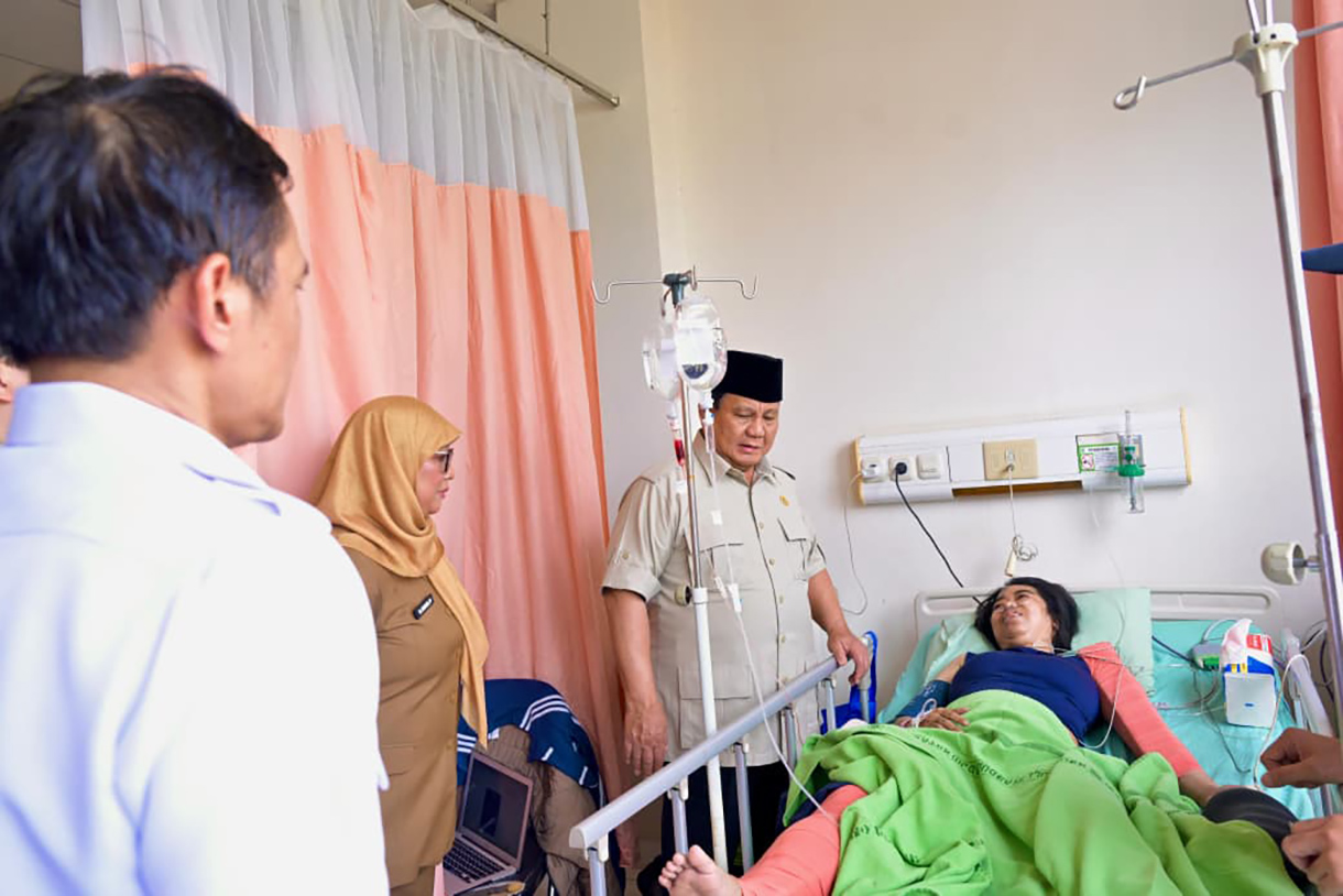 Presiden Prabowo menjenguk korban kecelakaan kereta api di RSUD Bekasi, Jawa Barat, Selasa (28/4/2026). (Biropers)