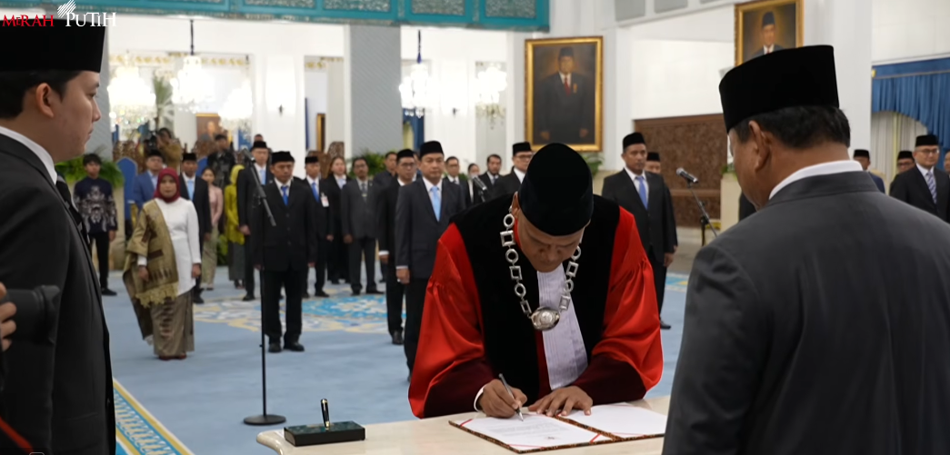 Presiden Prabowo melantik Liliek Prisbawono Adi sebagai hakim konstitusi pengganti Anwar Usman. (Foto/YouTube Setpres)
