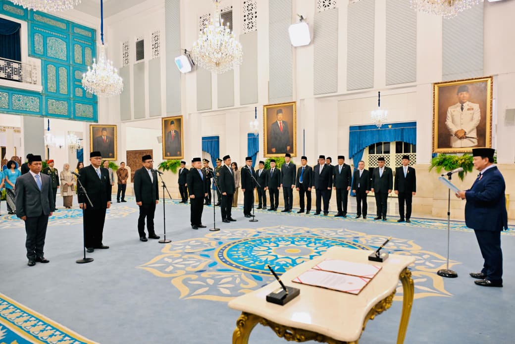 Presiden Prabowo Subianto (kanan) memimpin pelantikan pejabat baru dalam Kabinet Merah Putih di Istana Negara, Jakarta. (BeritaNasional/Elvis/HO Biro Pers Istana/Laily Rachev)