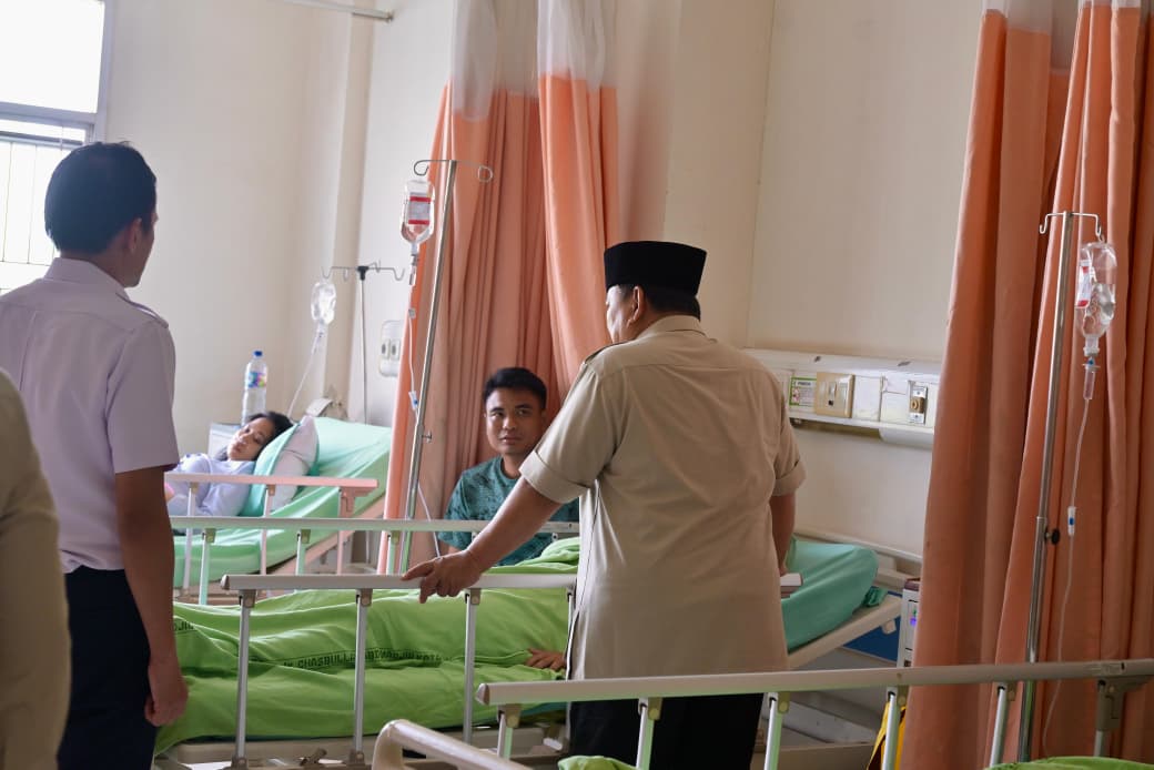 Presiden Prabowo menjenguk korban tabrakan kereta di RSUD Bekasi. (Foto/BPMI)