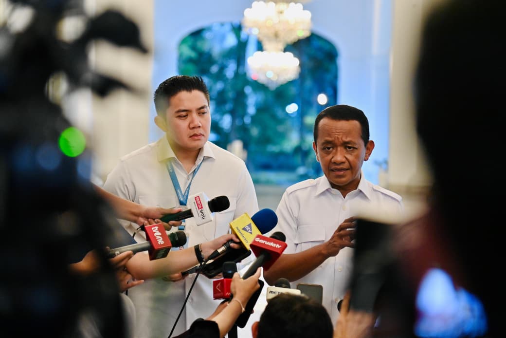Seskab Teddy Indra Wijaya bersama Menteri ESDM Bahlil Lahadalia. (BeritaNasional/Setpres)