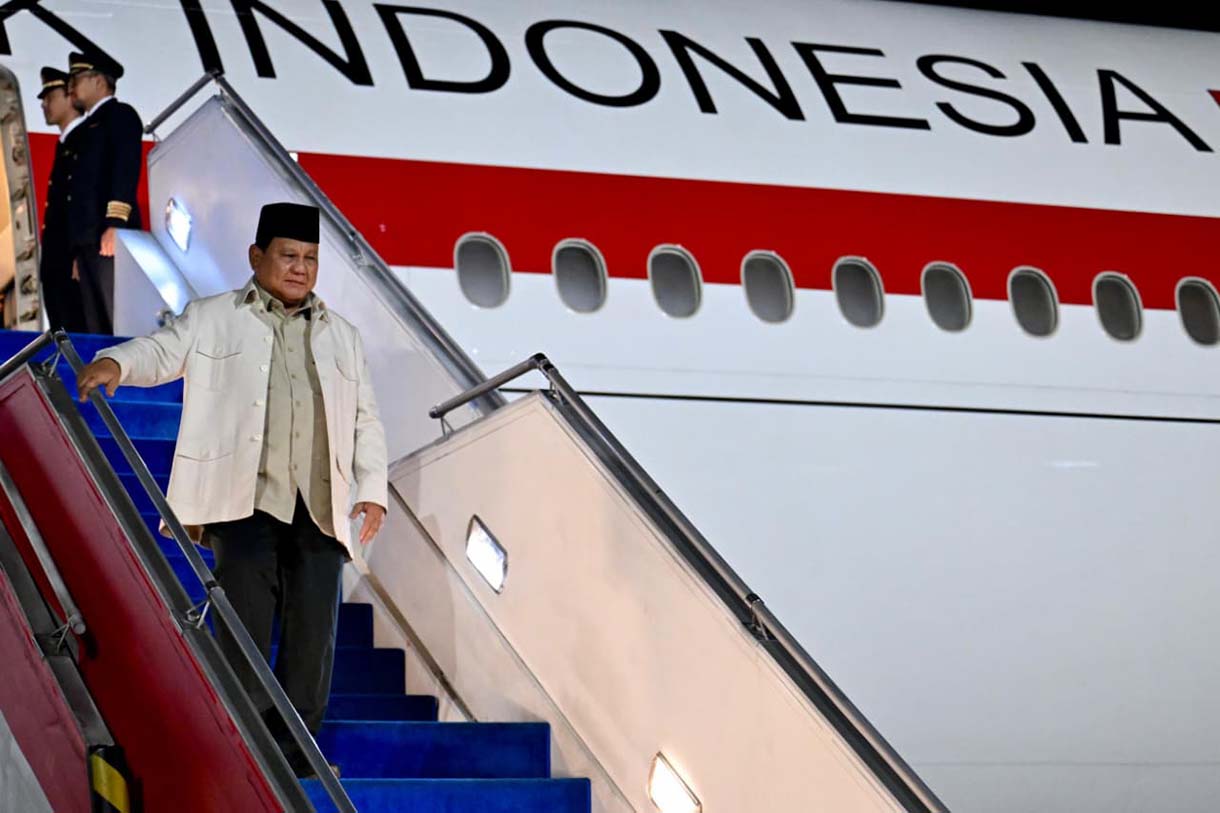 Presiden Prabowo Subianto berjalan menuruni tangga pesawat kepresiden saat tiba di Bandara Halim Perdanakusuma, Jakarta, Rabu (1/4/2026).(Biropers)