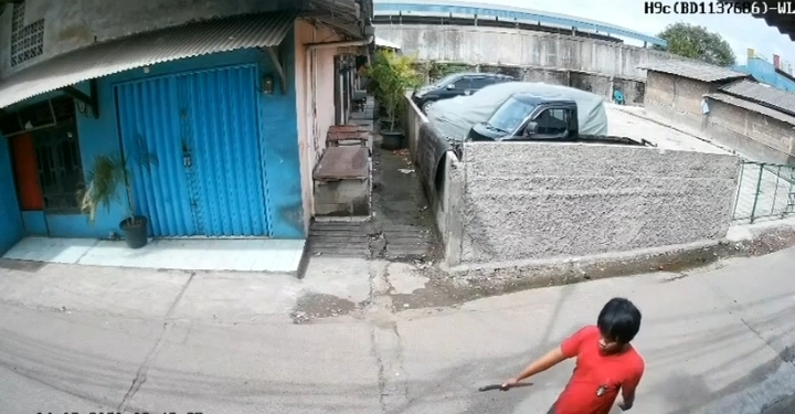 Rekaman CCTV yang memperlihatkan pria diduga pelaku pembacokan di Cakung, Jaktim. (Foto/Istimewa)