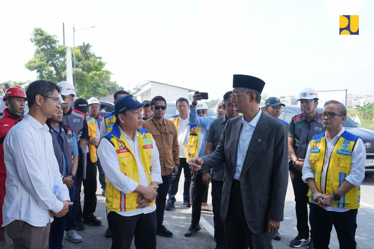 Menteri PU Dody Hanggodo memeriksa progres pembangunan Sekolah Rakyat di Jawa Timur. (BeritaNasional/KemenPU)