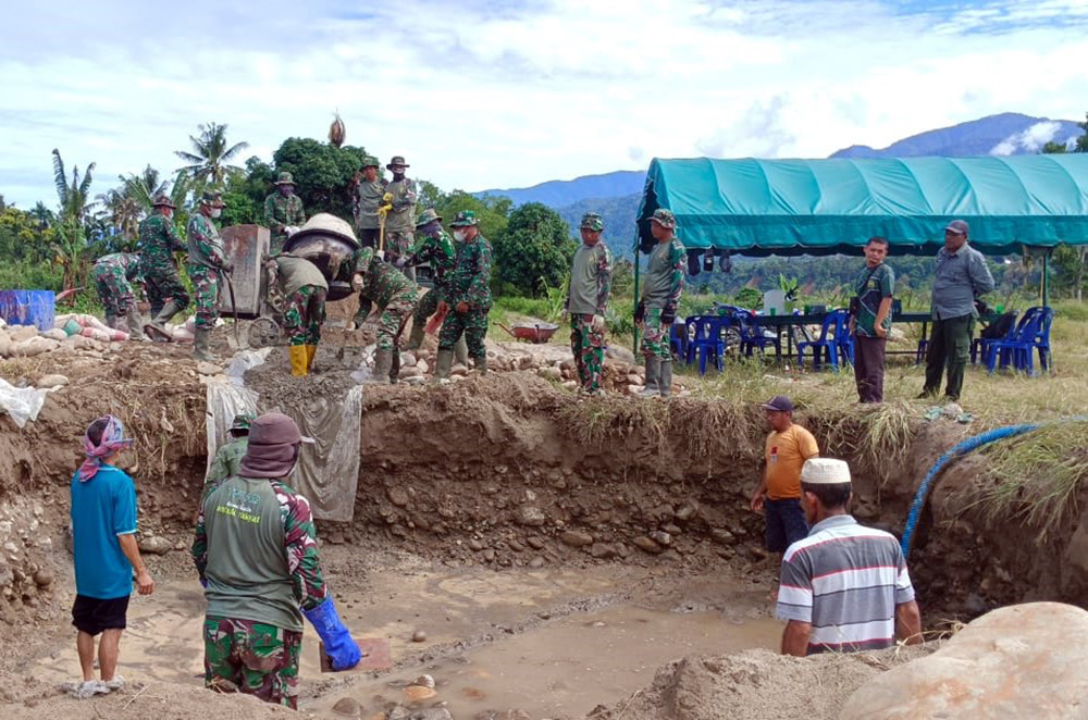Babinsa Koramil 0108-03/Badar dan personel Posramil Darul Hasanah Kodim 0108/Aceh Tenggara bersama warga membangun jembatan gantung perintis di Desa Kumbang Jaya, Kecamatan Badar, Kabupaten Aceh Tenggara.   (BeritaNasional/Elvis/HO Dispenad)