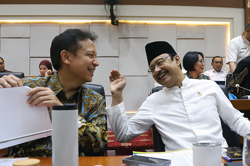 Menteri Kesehatan Budi Gunadi Sadikin (kiri) bersama dengan Menteri Sosial Saifullah Yusuf (kanan) mengikuti rapat kerja dengan Komisi IX DPR. (BeritaNasional/Elvis Sendouw)