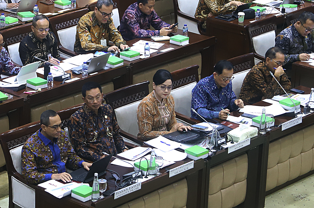 Ketua Dewan Komisioner OJK Friderica Widyasari Dewi bersama jajaran OJK mengikuti rapat kerja bersama Komisi XI DPR. (BeritaNasional/Elvis Sendouw)