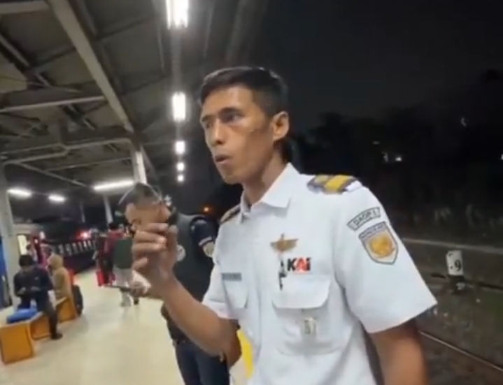 Asisten masinis KA Argo Bromo Anggrek saat berada di lokasi kejadian kecelakaan kereta. (BeritaNasional/Bachtiarudin)