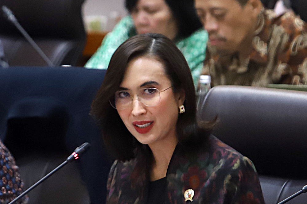 Menteri Pariwisata Widiyanti Putri Wardhana mengikuti rapat kerja Komisi VII. (BeritaNasional/Elvis Sendouw)