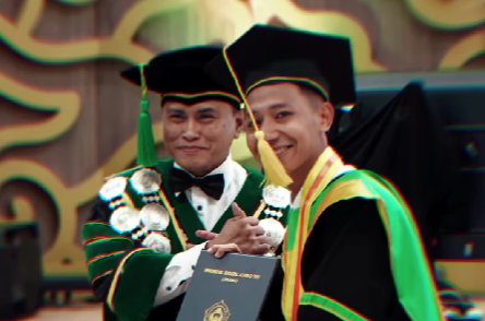 Penggawa Persib Bandung Beckham Putra saat diwisuda. (Foto/Instagram Unjani)